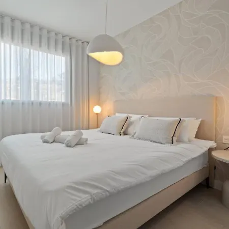 Luxury 2br In Camarate Hills - Pool And Garden Apartmán *